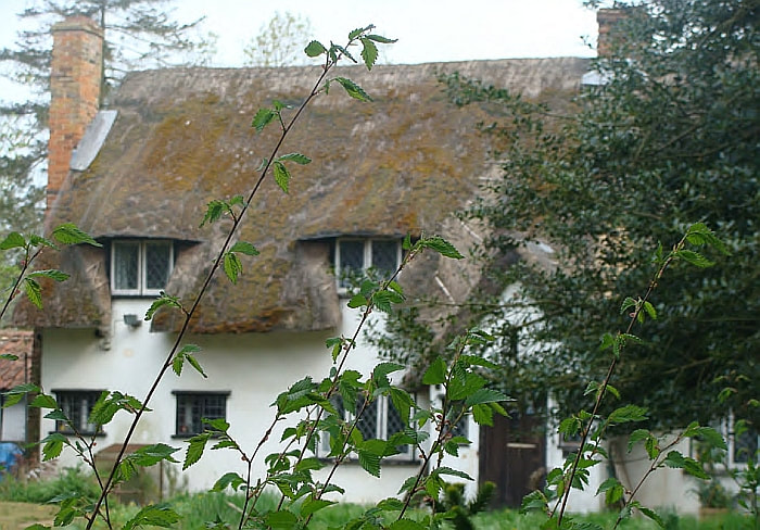 Hunters End is a 16th - 17th century thatched cottage.
