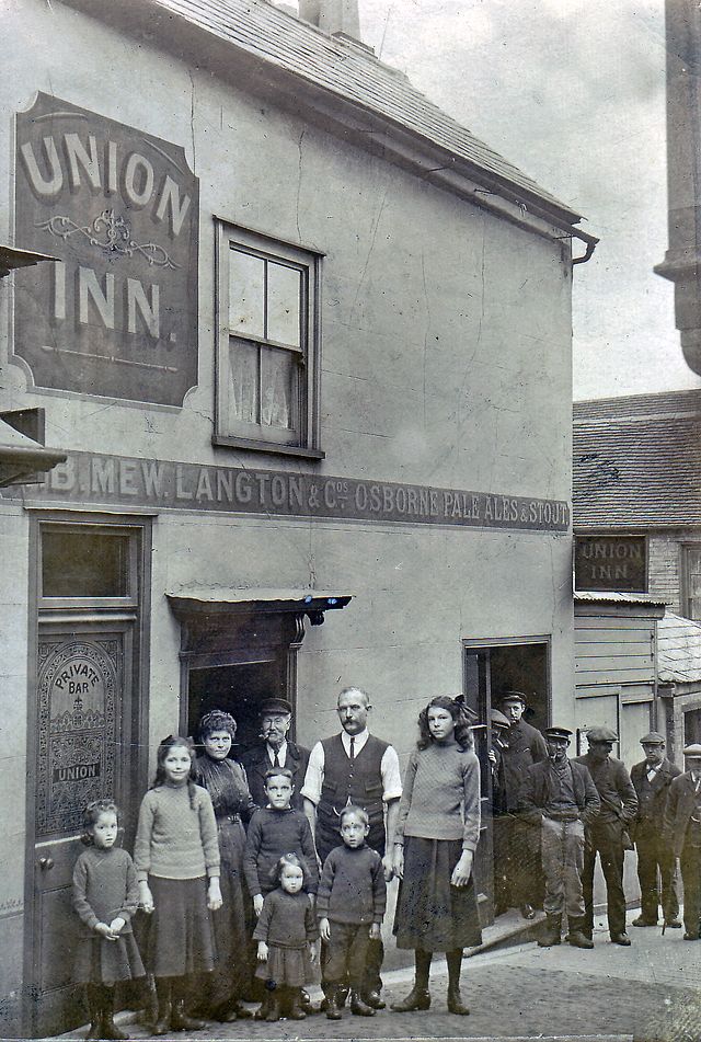Robert Mursell & family stand outside the Union Inn around 1911. 